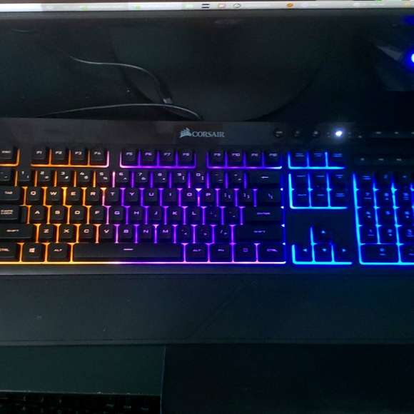Rgb corsair k55 keyboard with wrist rest - Picture 1 of 2